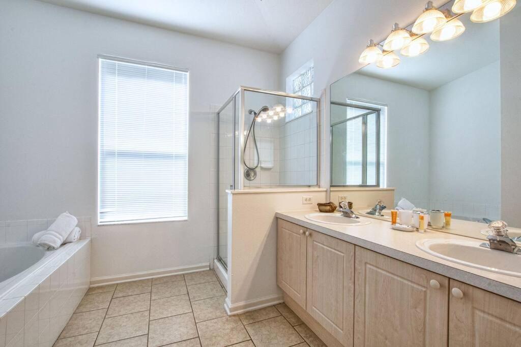 Pool In Famous Windsor Palms 4 Miles To Disney, Free Amenities Holiday home